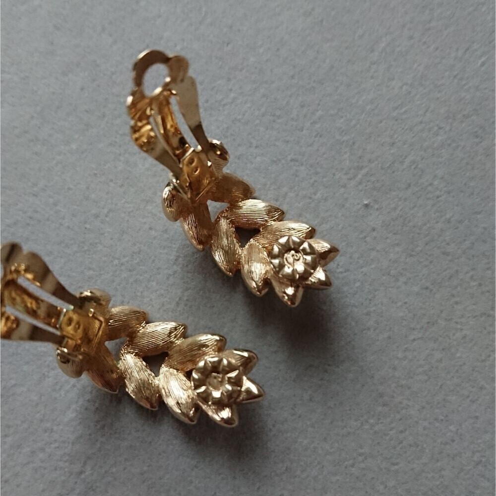 Gold tone leaf Swarovski Clip On earrings - Picture 9 of 11